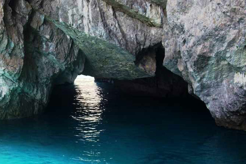 غار دریاچه آبی رنگ (برزیل)