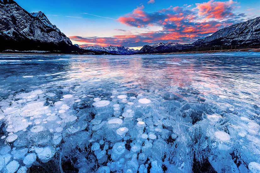 حباب های یخ زده در دریاچه آبراهام، کانادا